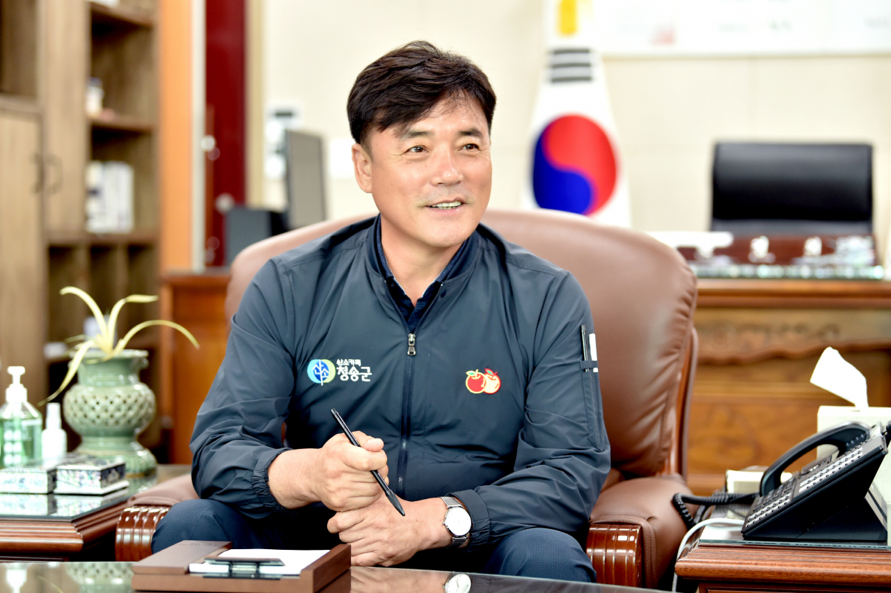 윤경희 청송군수가 ‘산소카페 청송정원’ 조성에 대해 설명하고 있다.[청송군 제공]