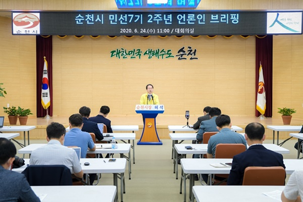 허석 순천시장이 24일 시청 대회의실에서 취임 2주년 기자회견을 열고 있다. 이날 기자회견은 코로나19 감염예방을 위해 기자회견장 좌석을 띄엄띄엄 배치했다. [순천시 제공]