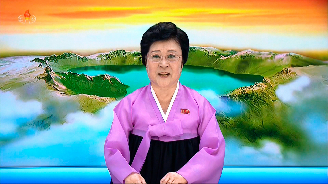 북한 조선중앙TV는 24일 김정은 위원장이 전날 노동당 중앙군사위원회 예비회의를 주재하고 대남 군사행동계획을 보류했다고 보도했다. 사진은 관련 소식을 전하는 북한 아나운서 리춘히 모습.[연합]