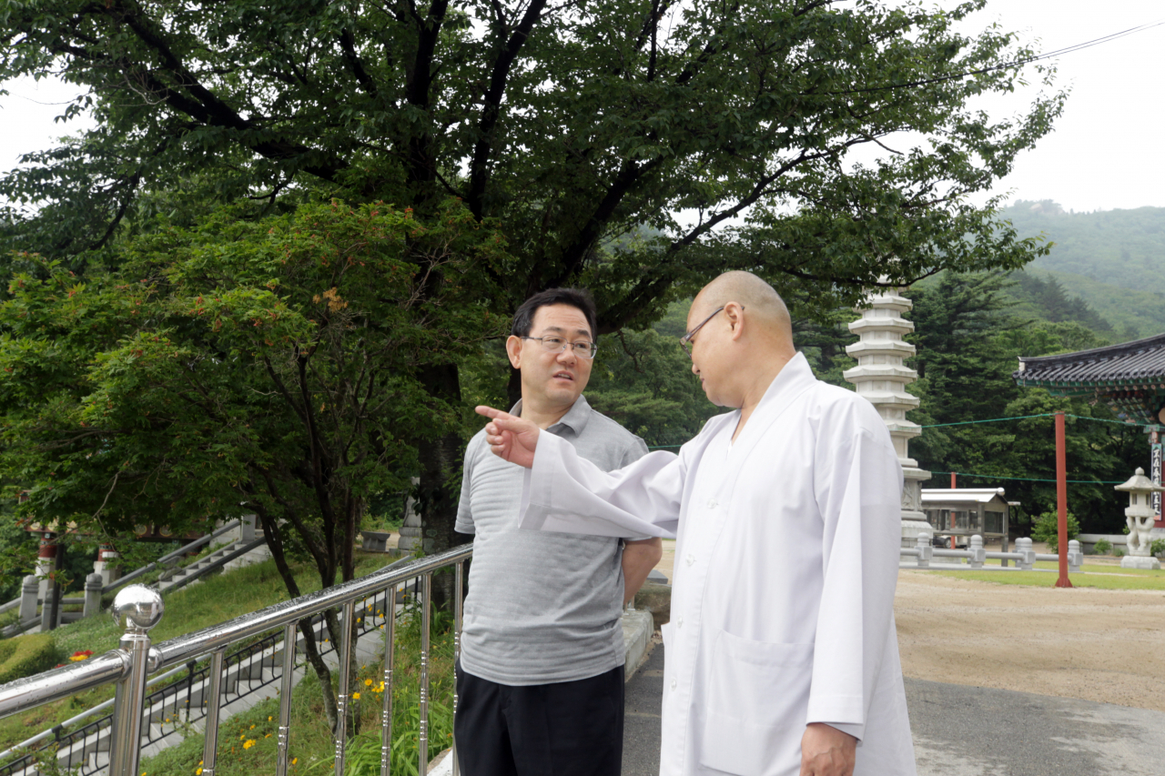 강원 고성군 화암사에 사흘째 머무는 주호영 미래통합당 원내대표가 24일 오전 경내에서 웅산주지스님과 대화를 나누고 있다. [연합]