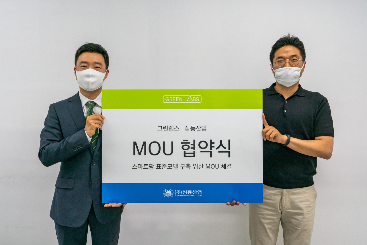 지난 23일 서울 문정동 그린랩스 본사에서 임형준 그린랩스 데이터농업본부장(오른쪽)과 정현우 삼동산업 전무가 스마트팜 표준모델 구축 및 보급을 위한 업무협약을 맺었다.[그린랩스 제공]