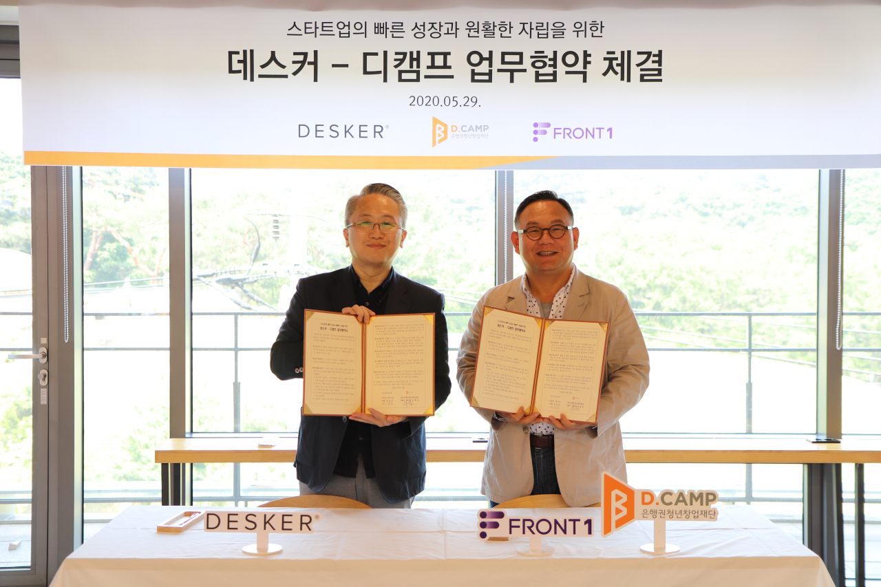 (왼쪽부터) 강성문 ㈜일룸 대표이사와 김홍일 디캠프 센터장이 스타트업 사무용품 지원을 위한 업무협약을 맺었다.[디캠프 제공]