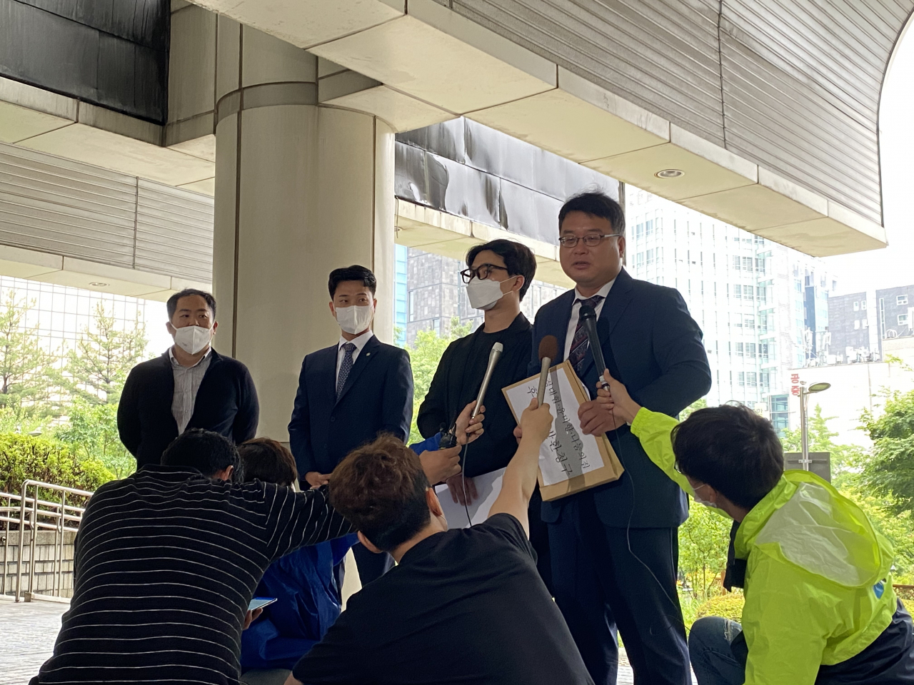 24일 서울중앙지법 동관 앞에서 일본군 ‘위안부’ 피해 할머니 후원금 반환소송 대책모임의 김기윤(맨 오른쪽) 변호사와 후원자 김영호씨(오른쪽 두 번째)가 기자회견을 하고 있다. 주소현 기자/addressh@heraldcorp.com