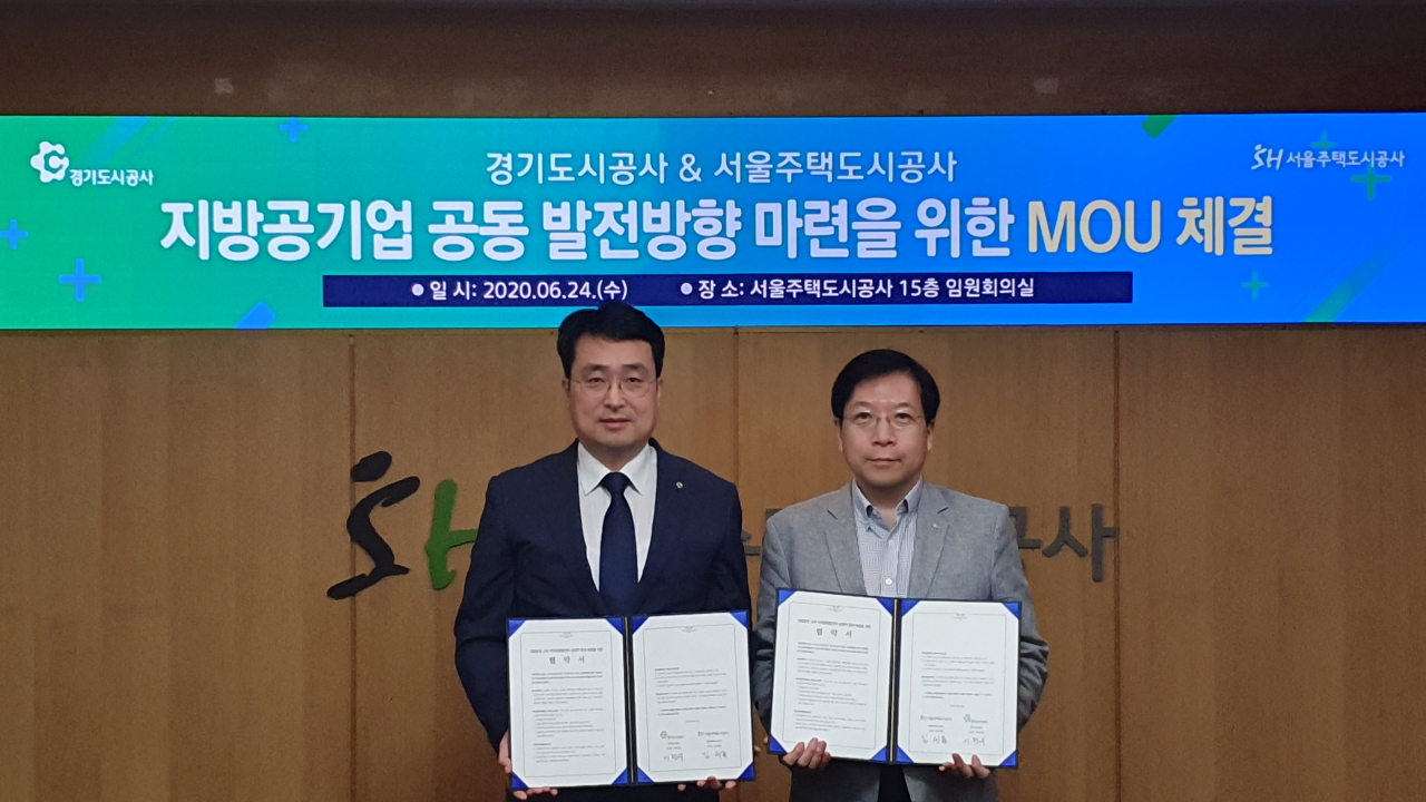 이헌욱 GH공사 사장(왼쪽)과 SH공사 김세용 사장(오른쪽)이 협약을 맺었다.