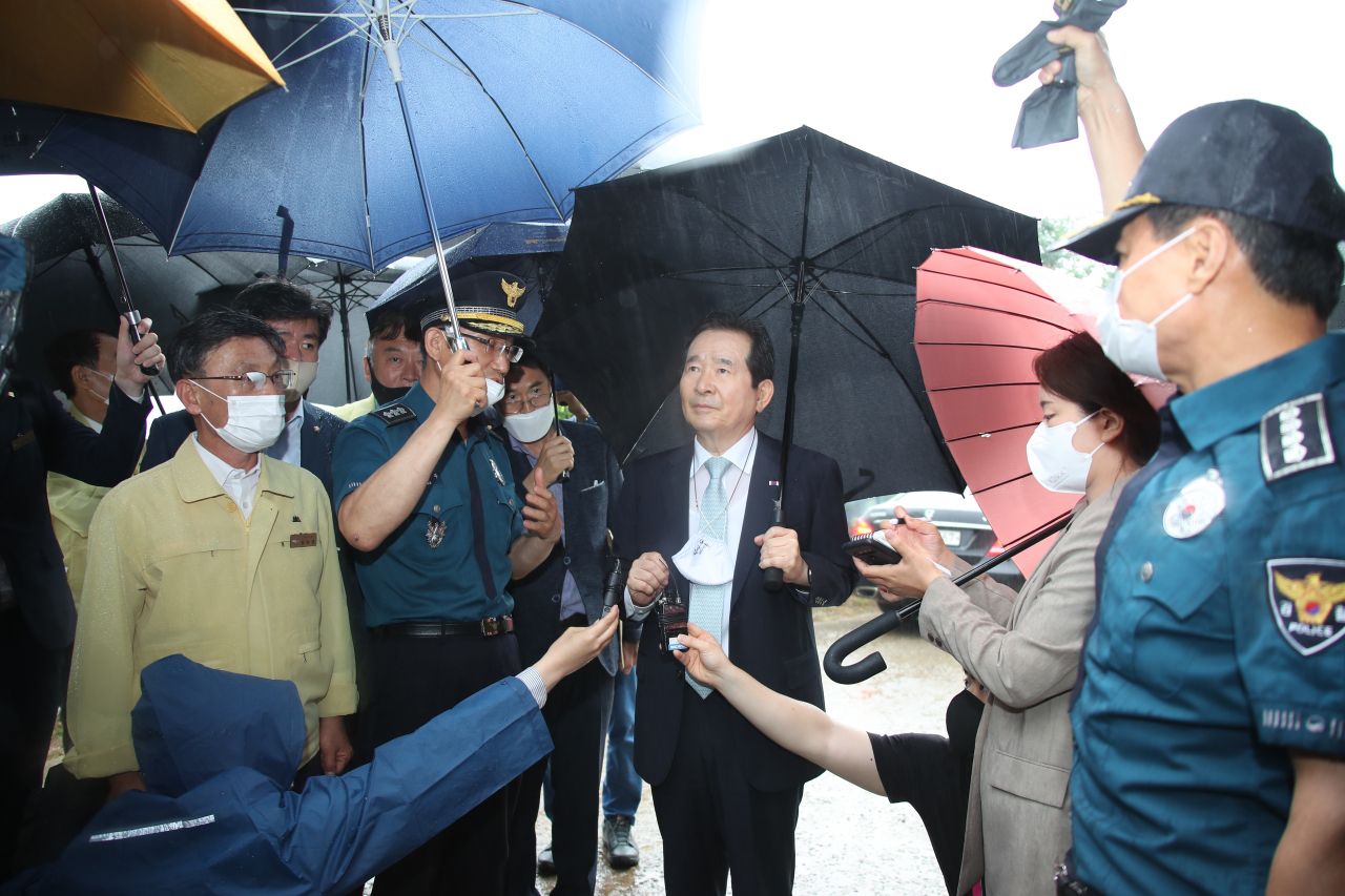 정세균 국무총리가 24일 오후 대북전단지와 관련해 경기 김포시 월곶의 접경지역을 방문해 현장을 둘러보고 있다. [연합]