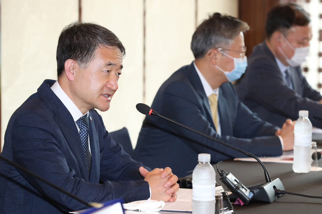 Minister of Health Park Neung-hoo speaks during a meeting with hospital officials to discuss operations of COVID-19 treatment centers, which house patients with mild case of the disease. (Yonhap)
