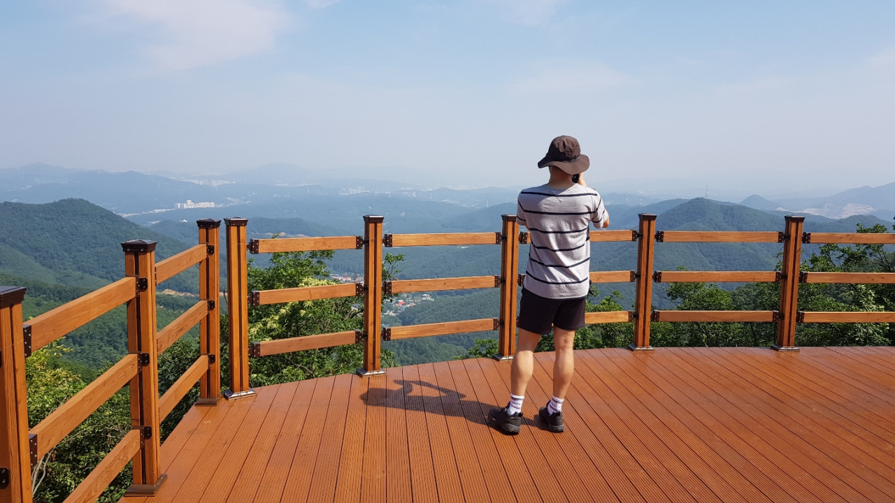 시궁산 정상에 설치한 전망데크. [용인시 제공]