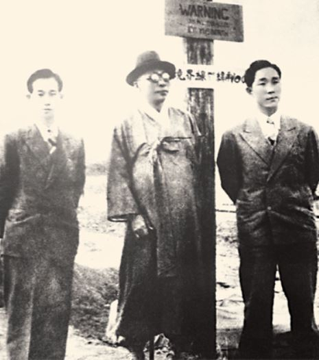 백범 김구선생이 1948년 4월 19일 아들 김신, 선우진 등과 38선을 넘고 있다.[사진=백범김구선생기념사업협회]