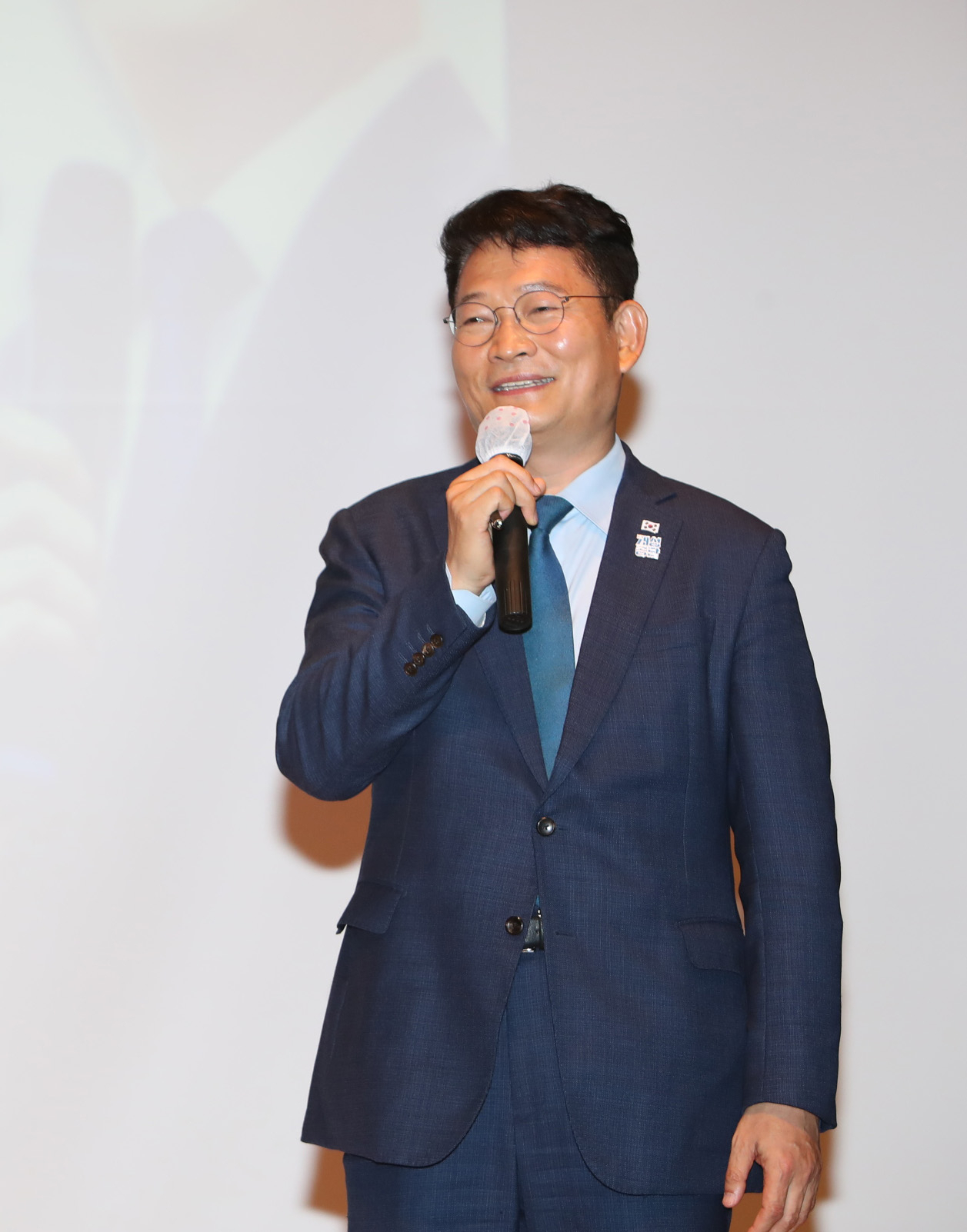 국회 외교통일위원장인 송영길 더불어민주당 의원이 18일 오후 부산 해운대구 문화복합센터에서 열린 해운대구청 초청특강에서 동남권 관문공항의 필요성을 역설하고 있다. [연합]