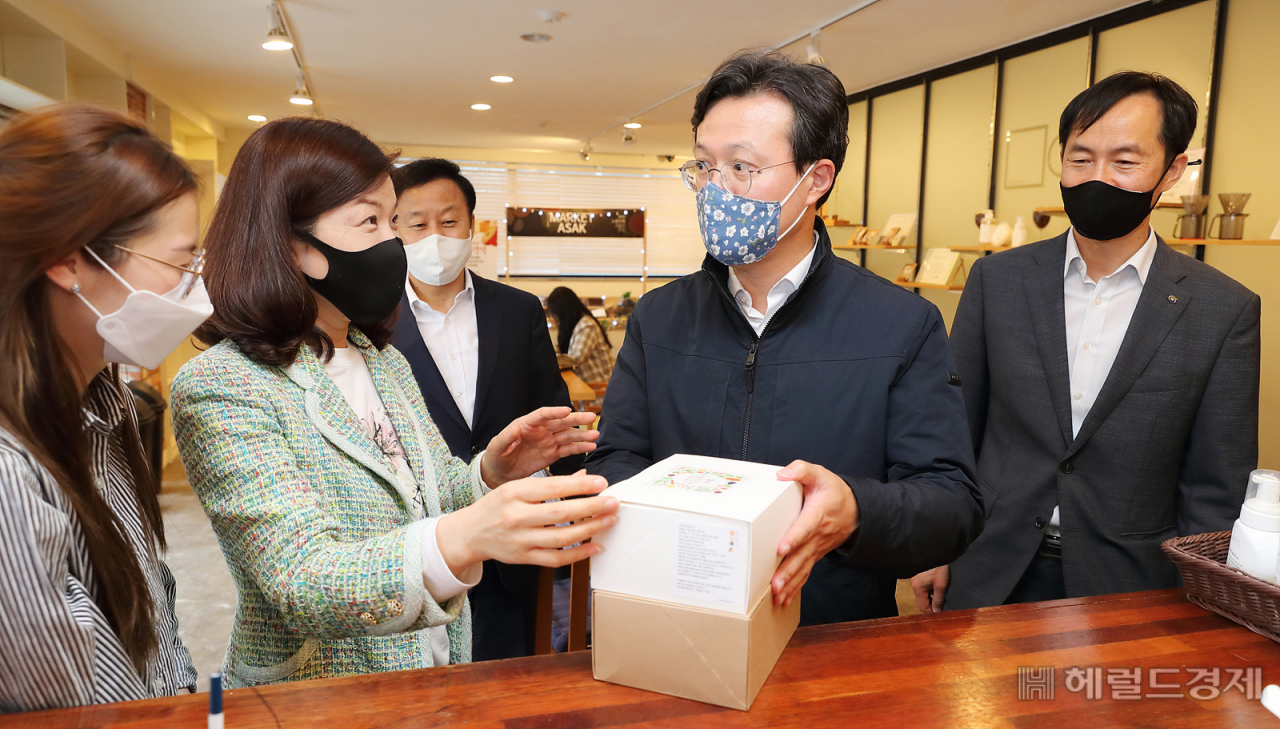채현일 영등포구청장이 지역사랑상품권으로 물품을 구매하고 있다. [영등포구 제공]