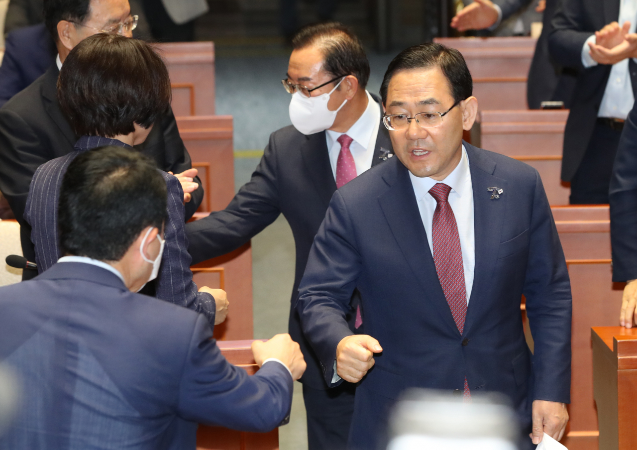 주호영 미래통합당 원내대표와 이종배 정책위의장이 25일 오전 서울 여의도 국회에서 열린 긴급 비상의원총회에서 재신임을 추인받은 후 의총에 참석하고 있다. [연합]