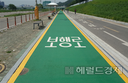 확장 공사를 마친 안양천 보행로 구간. [양천구 제공]
