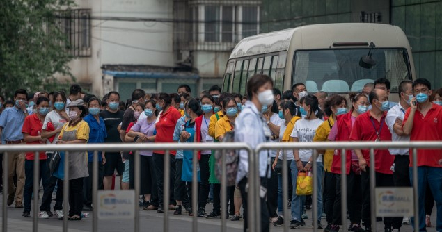 중국 수도 베이징에서 신종 코로나바이러스 감염증(코로나19)이 다시 확산 기미를 보이고 있는 가운데 22일 코로나19 검사를 받기 위해 마스크를 쓴 채 길게 줄지어 서 있다.[연합]