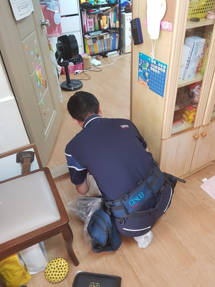가정 안에서 방역을 하고 있는 모습. [성동구 제공]