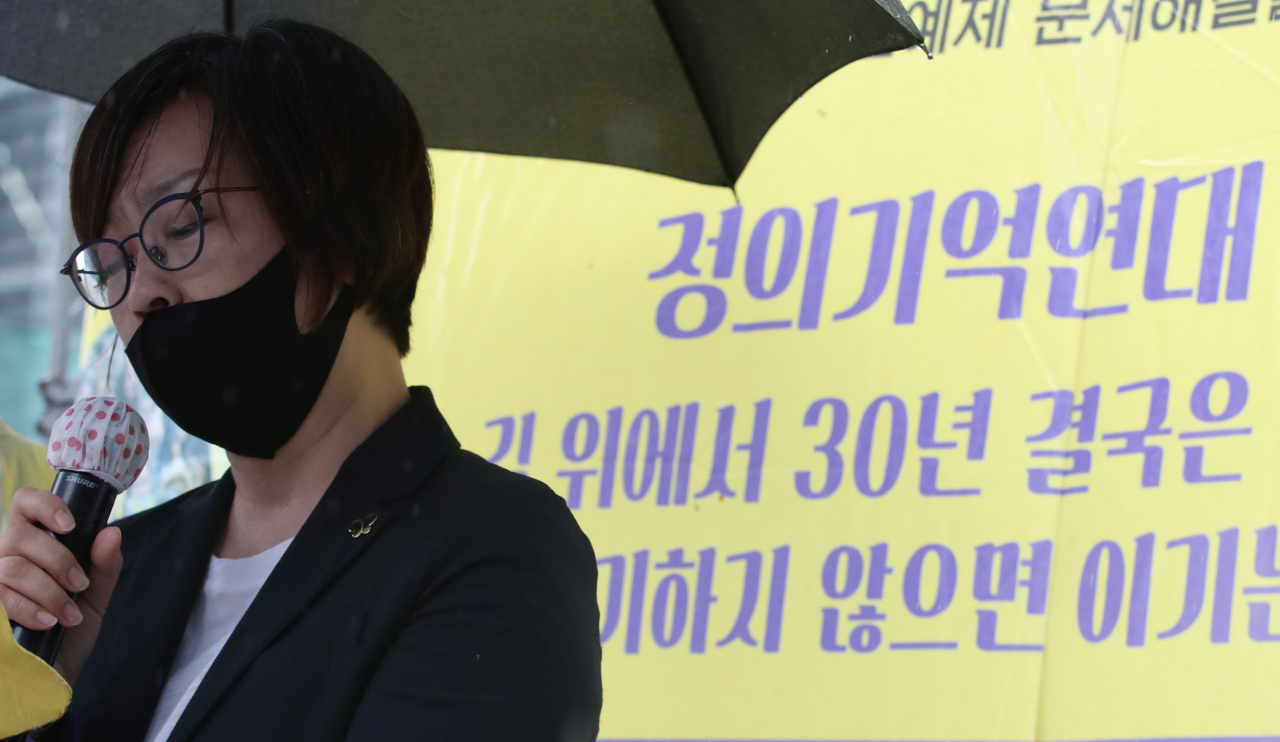 이나영 정의기억연대 이사장이 지난 24일 오전 서울 종로구 연합뉴스 사옥 앞에서 열린 ‘일본군 성노예제 문제해결을 위한 정기 수요시위’에서 경과보고를 하고 있다. [연합]