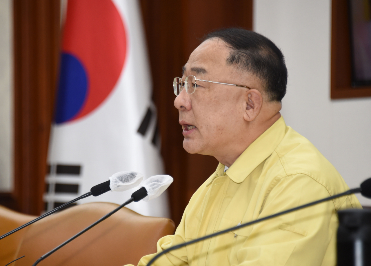 홍남기 부총리 겸 기획재정부 장관이 25일 서울 광화문 정부서울청사에서 열린 '제8차 비상경제 중앙대책본부 회의'를 주재, 모두발언을 하고 있다. 홍 부총리는 이 자리서 "최근 금융시장은 신종 금융상품의 출현 등 급격한 변화가 진행되고 있으나, 복잡한 금융세제는 금융투자에 애로로 작용한다는 지적이 있다"며 "금융산업의 혁신을 뒷받침하고 '생산적 금융'으로 거듭나기 위한 금융세제 개편을 추진하겠다"고 밝혔다. [기획재정부 제공]