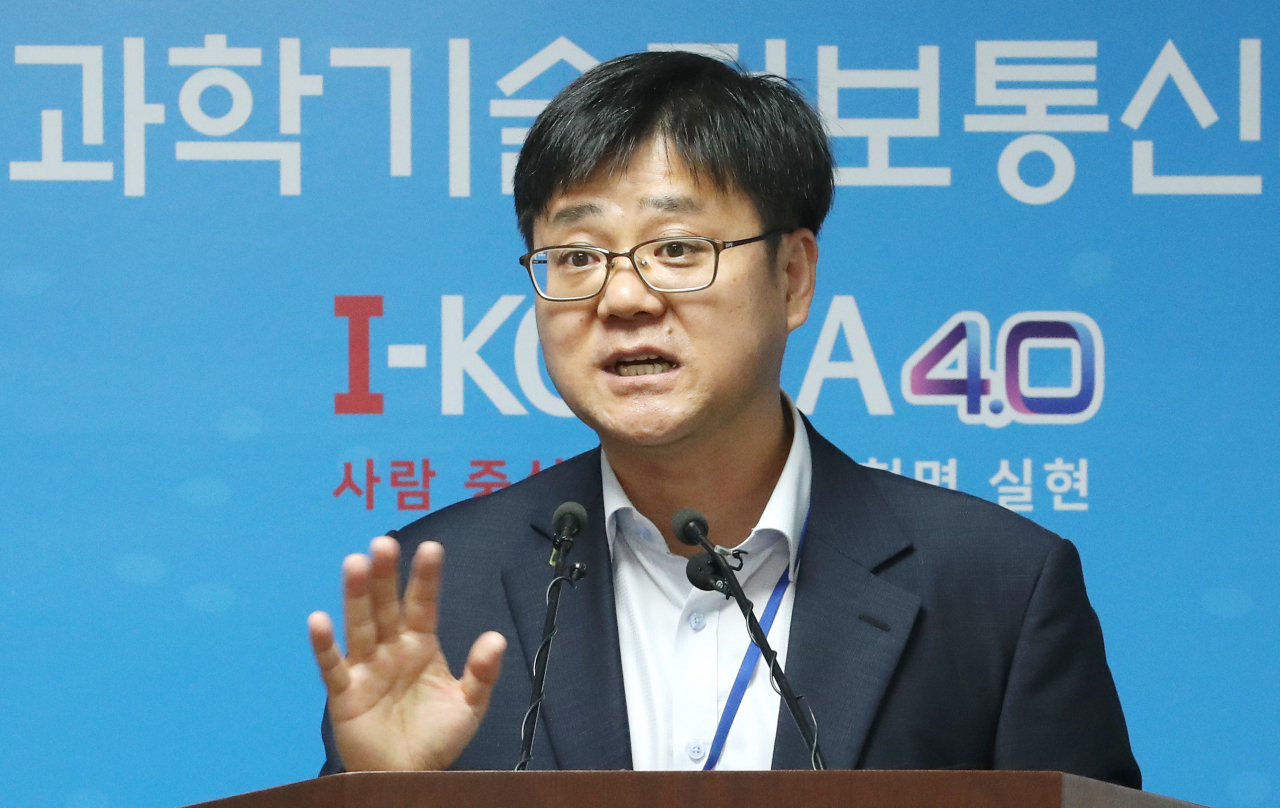 신현석 울산과학기술원(UNIST) 자연과학부 교수. 지난 24일 세종시 파이낸스센터에 있는 과학기술정보통신부에서 '반도체 미세공정 한계 돌파 가능한 신소재 개발' 브리핑을 하고 있다. [연합뉴스]