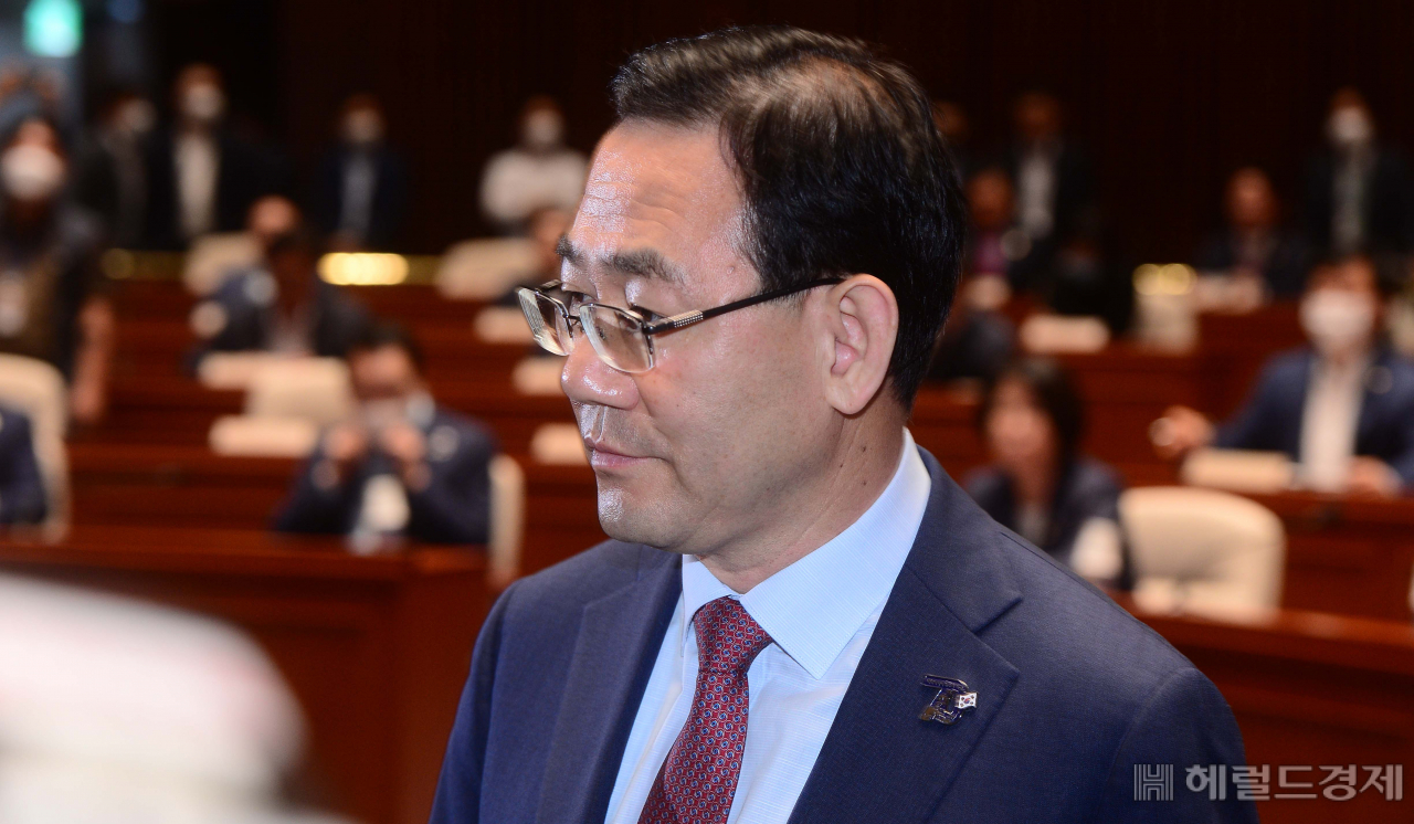 주호영 미래통합당 원내대표가 25일 오전 서울 여의도 국회에서 열린 긴급 비상의원총회에서 발언을 하기 위해 단상으로 향하고 있다. [이상섭 기자/babtong@heraldcorp.com]