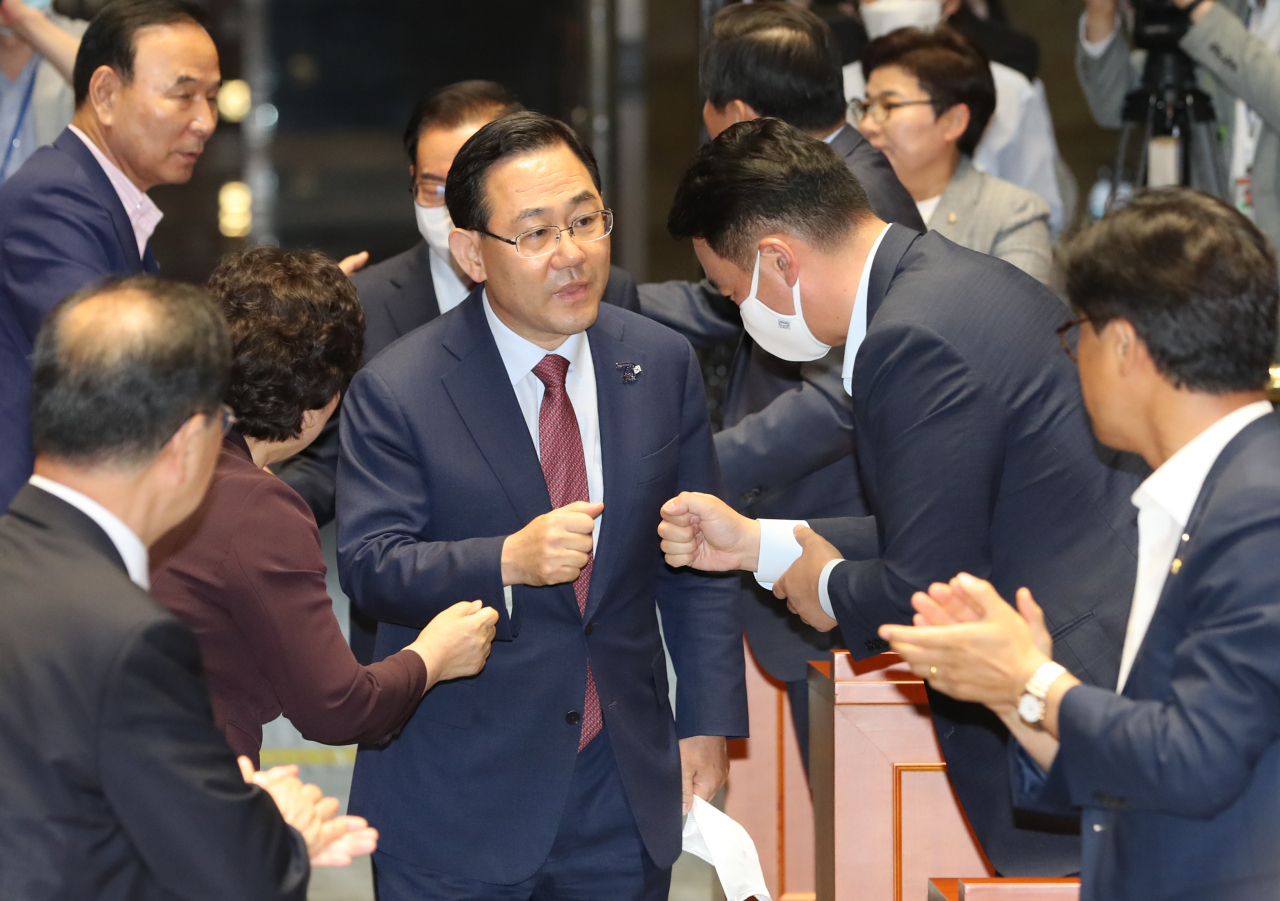 주호영 미래통합당 원내대표가 25일 오전 서울 여의도 국회에서 열린 긴급 비상의원총회에서 재신임을 추인받은 후 의총에 참석하고 있다. [연합]