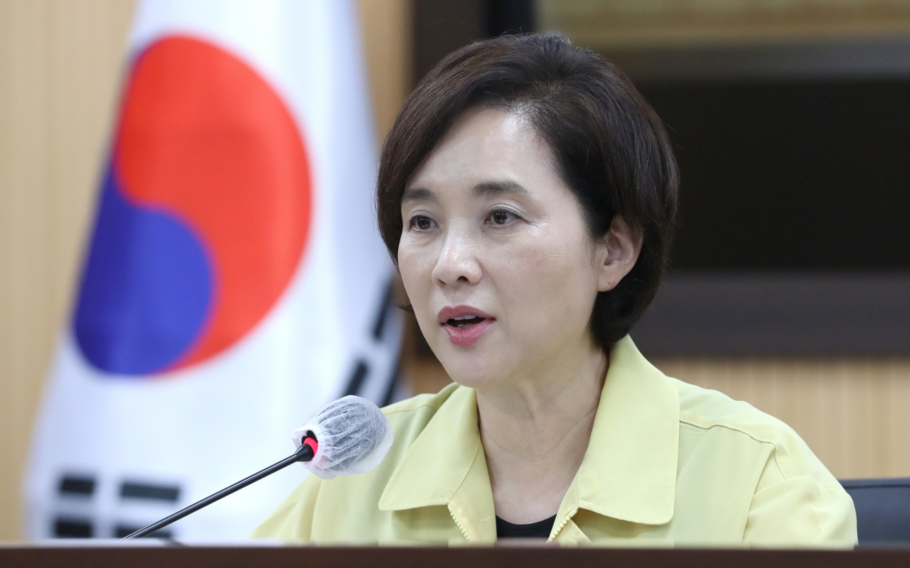 유은혜 사회부총리 겸 교육부 장관이 24일 오후 세종시 정부세종청사에서 세종-서울 간 영상으로 연결해 열린 제8차 사회관계장관회의를 주재하며 발언하고 있다. [연합]