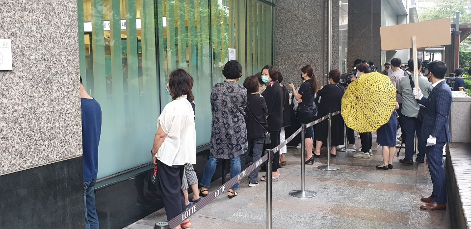 롯데백화점 노원점이 25일부터 롯데면세점의 재고 명품을 최고 70% 할인해 판매하자 백화점 문을 열기 전부터 고객들이 줄을 서서 기다리고 있다. [사진=박재석 기자]