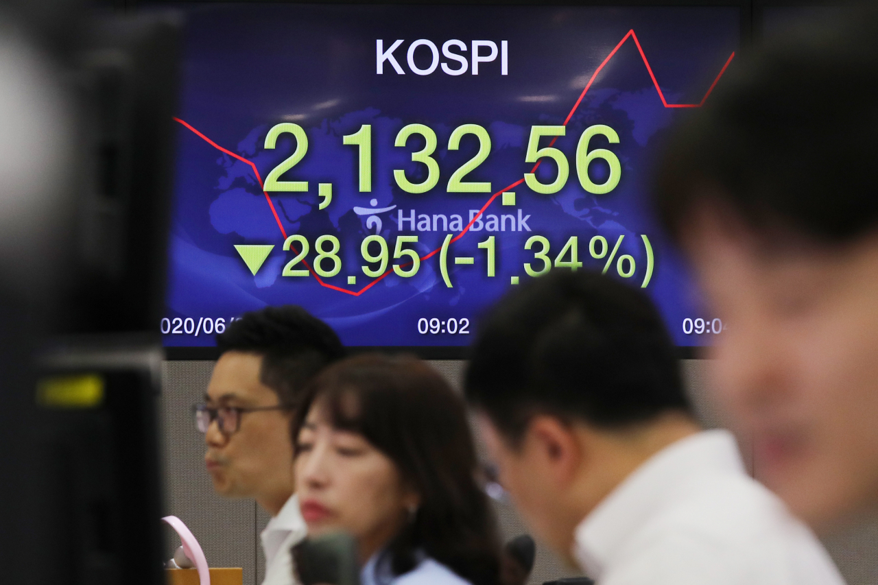 코스피가 1%대 급락 출발한 25일 오전 서울 중구 하나은행 딜링룸 전광판에 코스피 지수가 표시돼있다. 코스피 지수는 전날보다 31.06포인트 내린 2130.45, 코스닥지수는 전 거래일보다 9.69포인트(1.28%) 내린 749.81로 출발했다. [연합]