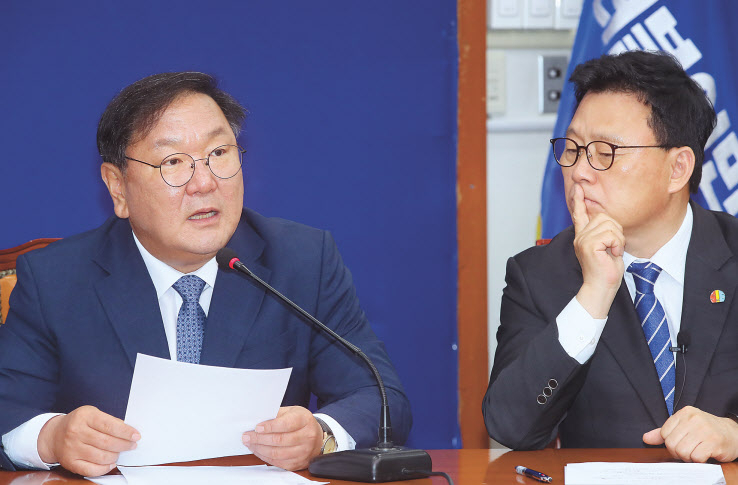 더불어민주당 김태년 원내대표가 20일 국회에서 열린 최고위원회의에서 검찰의 강압 수사 비리 의혹이 제기된 ‘한명숙 전 총리 뇌물수수 사건’에 대한 재조사를 촉구하고 있다. 오른쪽은 박광온 최고위원. [연합]