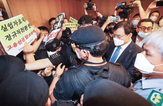 지난 22일 인천국제공항 제1여객터미널에서 보안검색 노동자 정규직화 관련 브리핑을 마친 구본환 인천국제공항공사 사장이 브리핑실을 나와 엘리베이터로 이동하던 중 직원들의 거센 항의를 받고 있다. [연합]
