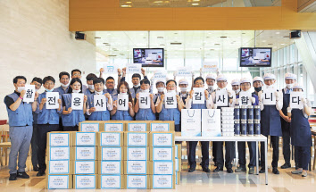 포스코건설이 포스코O&M, 포스코A&C와 함께 6·25 참전용사 가족에게 전달할 삼계죽·장조림 등 보양식을 직접 요리해 전달했다. [포스코건설 제공]