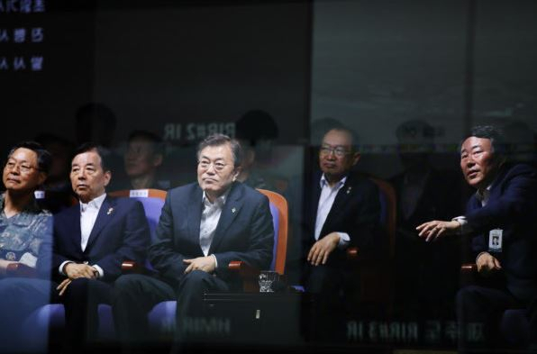 문재인 대통령이 취임 직후인 2017년 7월 국방과학연구소를 방문해 시험 진행 상황을 참관하고 있다.[연합]