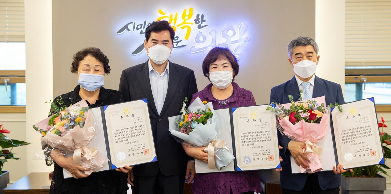 (왼쪽부터)이창례 씨, 김상돈 시장, 김덕순 씨, 조선훈 씨