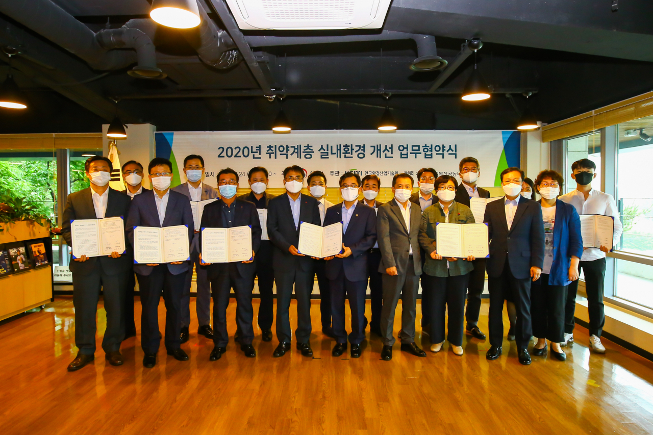삼화페인트는 25일 환경부, 한국환경산업기술원과 2020년도 사회취약계층 실내환경개선을 위한 업무협약식을 체결했다. [삼화페인트 제공]