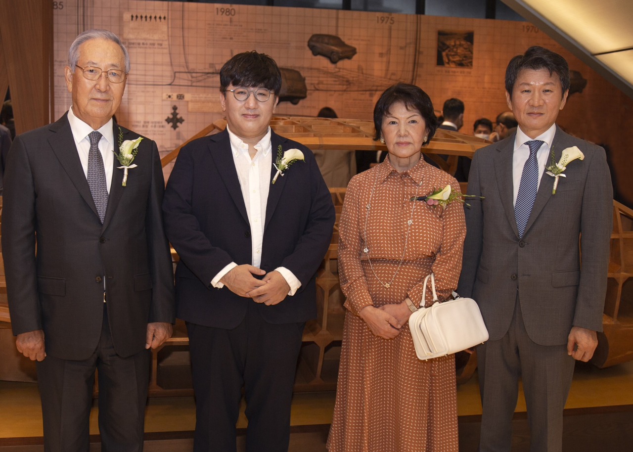 25일 서울 강남구 삼성동 포니정홀에서 열린 제4회 포니정 혁신상 시상식에서 참석자들이 기념촬영을 하고 있다. 사진 왼쪽부터 김철수 포니정재단 이사장, 방시혁 빅히트 엔터테인먼트 의장, 고 정세영 현대산업개발 명예회장의 부인 박영자 여사, 정몽규 HDC 회장. [포니정재단 제공]