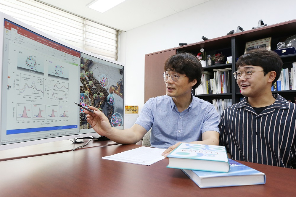 김희탁(왼쪽) 생명화학공학과 교수와 정진관 박사과정생.[KAIST 제공]