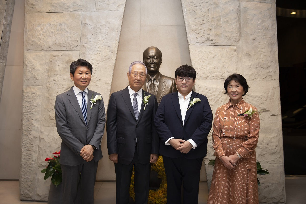 방시혁 빅히트엔터테인먼트 의장(왼쪽 세 번째)이 제14회 포니정 혁신상을 수상했다. [빅히트 제공]