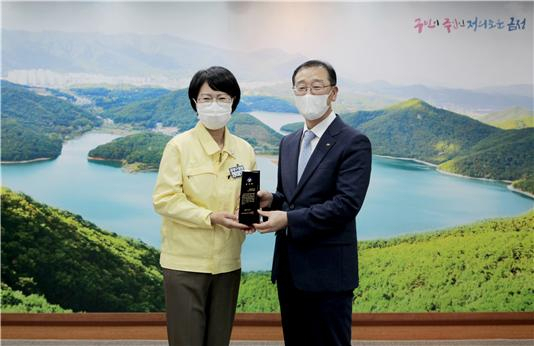 25일 부산 금정구청 중회의실에서 대선주조㈜ 차재영 상무이사(오른쪽)가 금정구청 정미영 구청장(왼쪽)으로부터 감사패를 전달받았다.