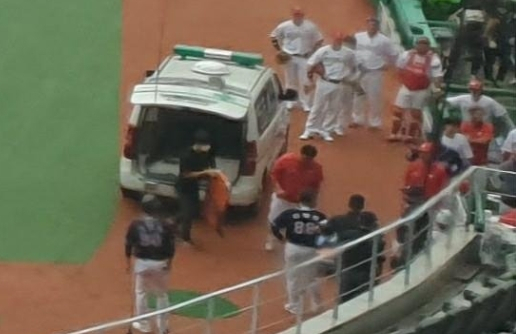 SK 와이번스 염경엽 감독이 25일 인천 SK행복드림구장에서 열린 프로야구 KBO리그 두산 베어스와 홈경기 3-6으로 뒤진 2회 초 두산 공격 후 공수 교대 시간에 더그아웃에서 쓰러져 이송되고 있다. [연합]