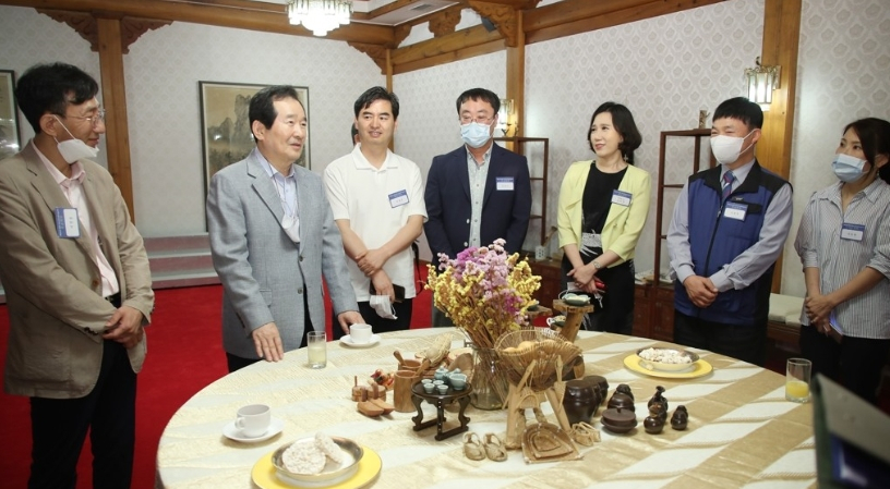 정세균 국무총리가 25일 오후 서울 삼청동 총리공관에서 '대한민국의 현재와 미래, 4050에게 듣습니다'라는 주제로 열린 제9차 목요 대화 전 참석자들과 대화하고 있다.[연합]