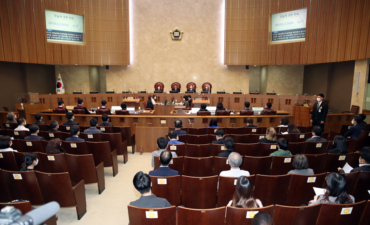 지난 5월 28일 오후 서울 서초구 대법원 대법정에서 열린 가수 조영남 '그림 대작' 사건 공개변론 [사진=연합뉴스]
