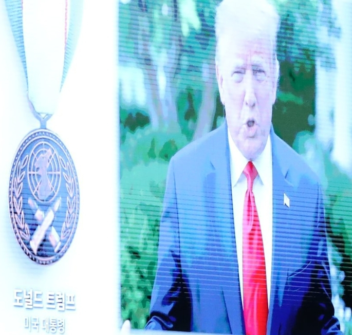 25일 서울공항에서 열린 6·25전쟁 70주년 행사에서 유엔군 참전국인 미국 도널드 트럼프 대통령의 메시지 영상이 상영되고 있다.[연합]