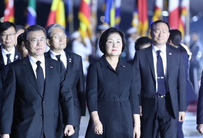 President Moon Jae-in (L) and first lady Kim Jung-sook arrive at Seoul Air Base, southeast of Seoul, on June 25, 2020 for a Korean War anniversary ceremony. (Yonhap)