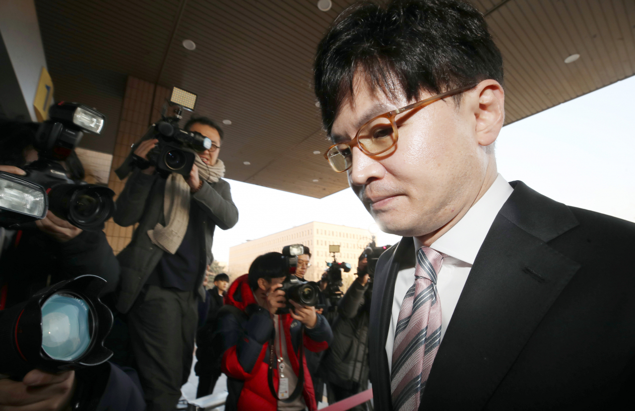 법무부가 이른바 '검언유착' 의혹으로 검찰 수사를 받는 윤석열 검찰총장의 최측근 검사장을 직무에서 사실상 배제하고 감찰에 착수했다. 법무부는 한동훈 부산고검 차장검사(검사장)를 오는 26일 자로 법무연수원 연구위원으로 발령내고 직접 감찰에 착수할 예정이라고 25일 밝혔다. 법무부는 한 검사장이 최근 피의자 신분으로 전환된 만큼 공소 제기 여부와 별개로 비위에 따른 징계처분 대상이 될 수 있다고 판단해 감찰에 나서기로 한 것으로 전해졌다. 사진은 2020년 1월 10일 한동훈 당시 대검 반부패강력부장이 추미애 법무부 장관에게 보직 변경 관련 신고를 하기 위해 정부과천청사 법무부 청사로 들어가는 모습. [연합]