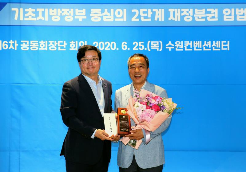 바우섭 전 인천시 남구청장〈사진 오른쪽〉