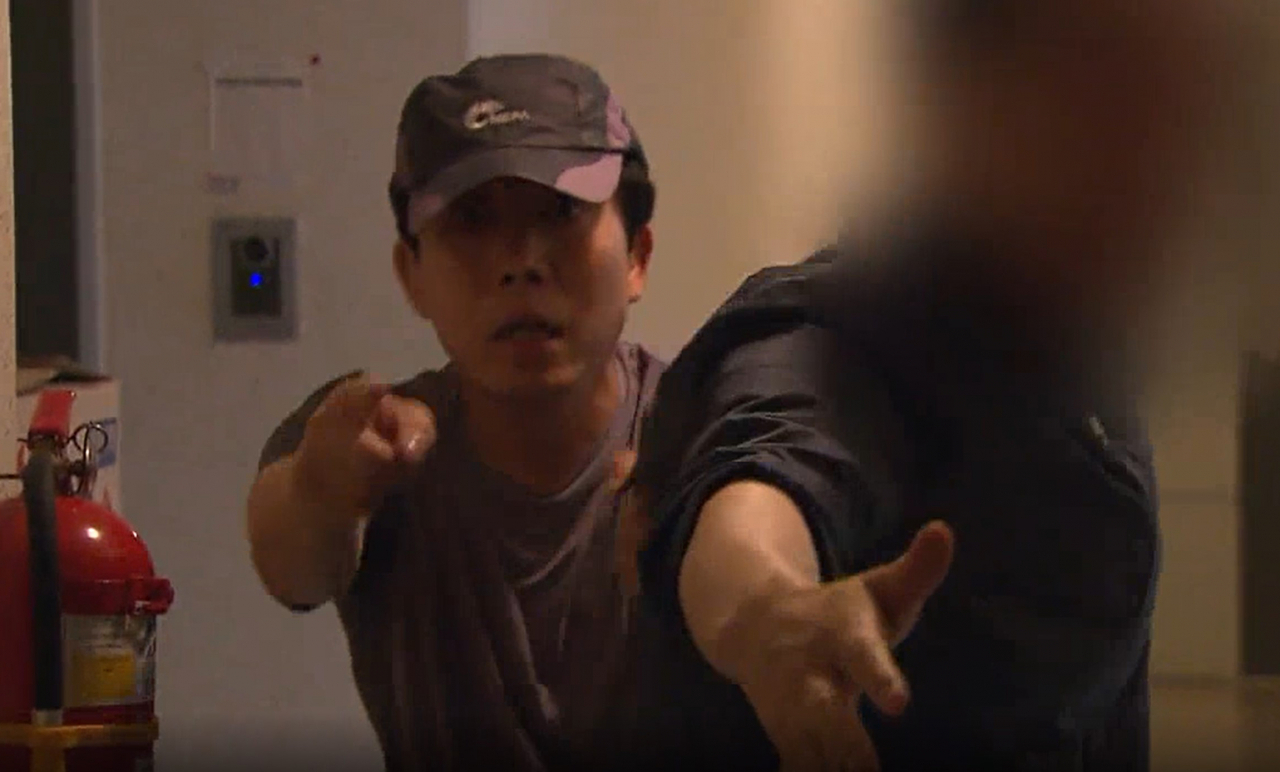 대북 전단을 살포해온 탈북민단체 자유북한운동연합의 박상학 대표가 지난 23일 오후 본인 주거지에 찾아온 취재진을 향해 항의하고 있다. 경찰에 따르면 박 대표는 같은 날 오후 9시께 서울 송파구에 있는 본인 주거지에 모 방송사 취재진이 찾아온 것을 보고, 항의하며 주먹질을 하고 복도에 있던 벽돌을 던지며 폭행했다. [연합]
