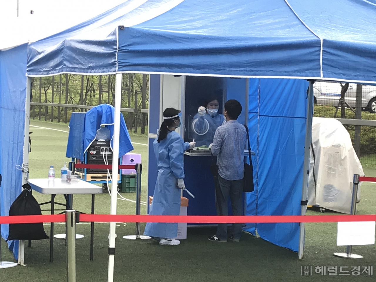 노인복지시설에서 일하는 직원들이 지난 25일 코로나 19 선제 검사를 하고 있다. [도봉구 제공]