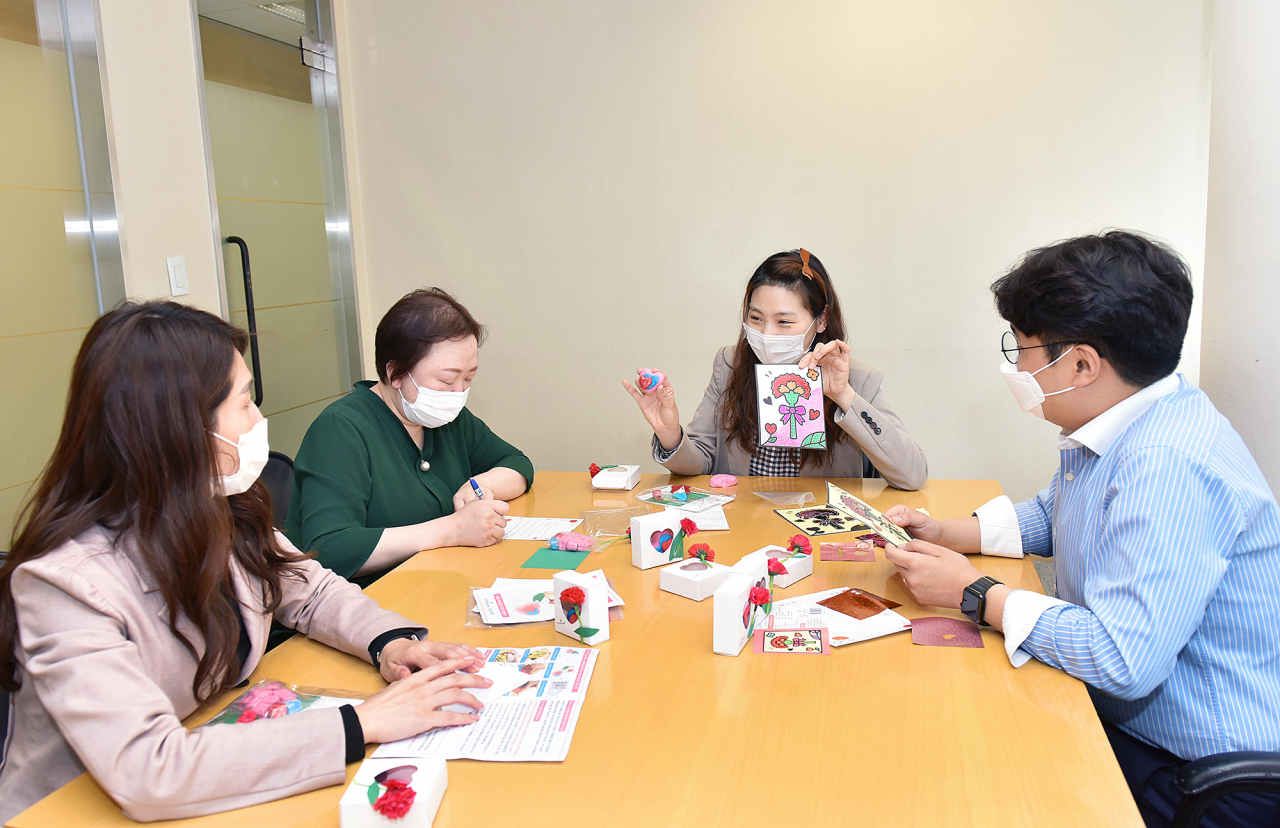 교보생명 직원들이 광화문 교보생명 본사에서 코로나19 확산 방지를 위한 비대면 DIY자원봉사에 참여해 비누를 만들고 있다. 교보생명은 임직원 1000여 명이 직접 만든 비누와 미리 구입한 보건용 마스크, 생필품 등 필요물품을 복지 사각지대에 있는 취약계층 800여 가구에 전달했다. 출처=교보생명.