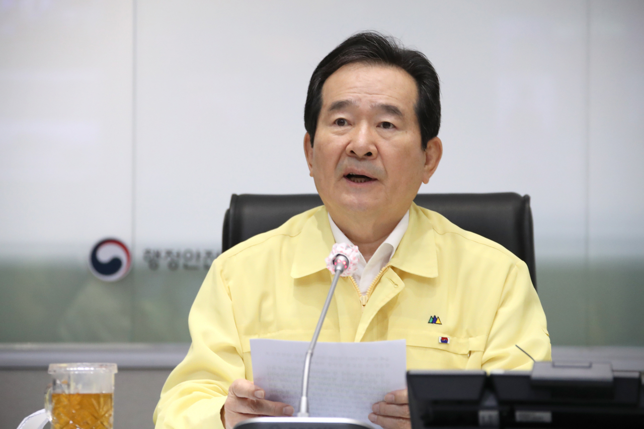 정세균 국무총리가 26일 정부서울청사 중앙재난안전상황실 서울상황센터에서 열린 신종 코로나바이러스 감염증(코로나19) 대응 중앙재난안전대책본부 회의를 주재하고 있다. ［연합］