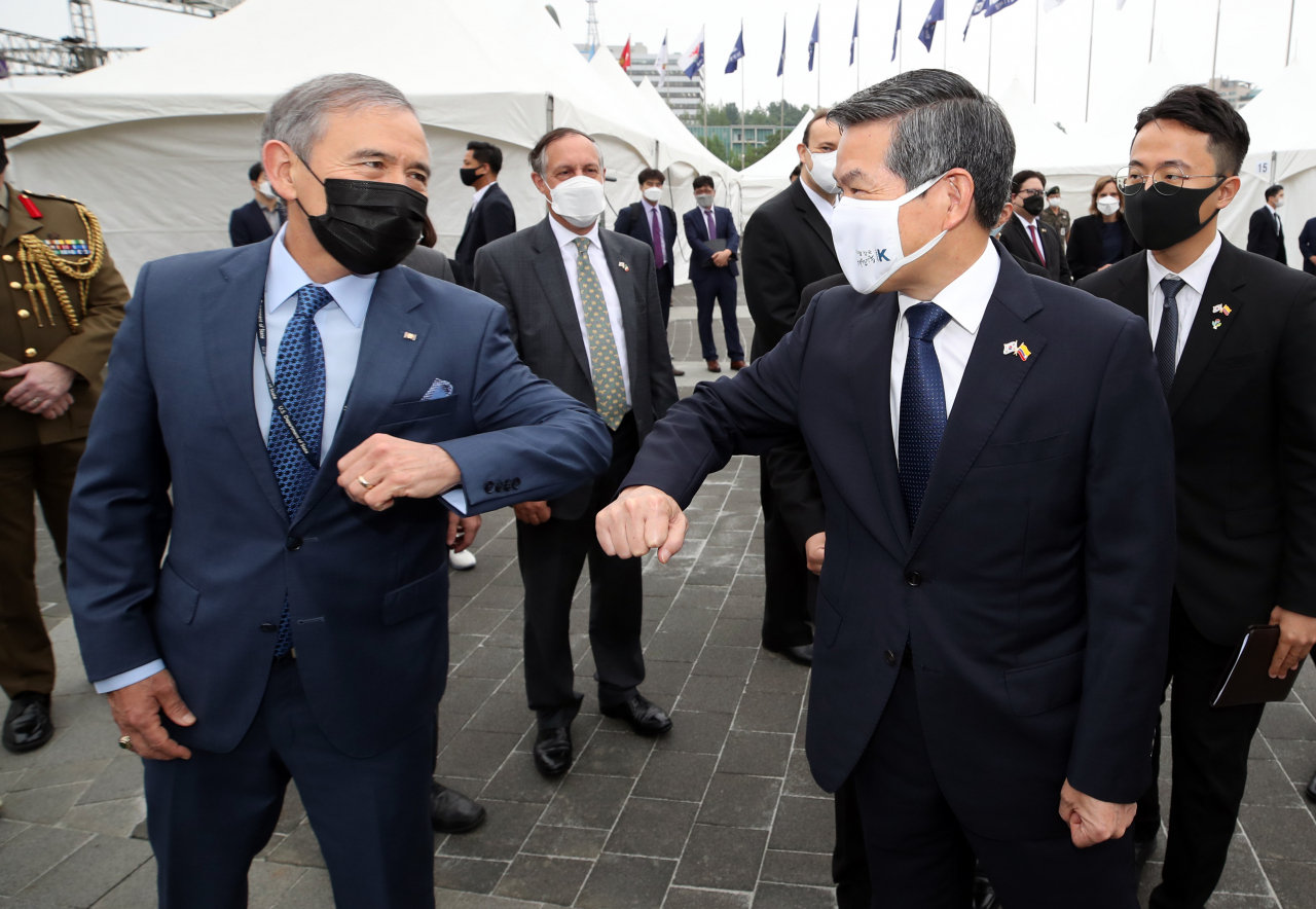해리 해리스 주한미국대사가 26일 오전 서울 용산구 전쟁기념관에서 열린 콜롬비아군 6·25전쟁 참전 기념행사에서 정경두 국방부 장관과 팔꿈치 인사를 나누고 있다. [연합]