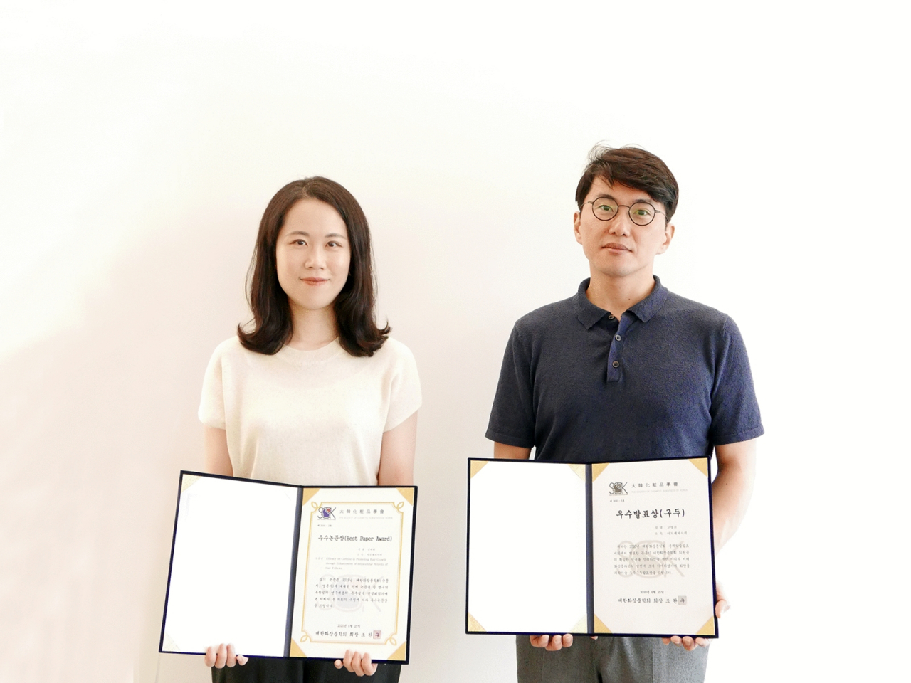 대한화장품학회 화장품 과힉기술상을 수상한 아모레퍼시픽 기술연구원 김세현 연구원(왼쪽)과 고명진 연구원