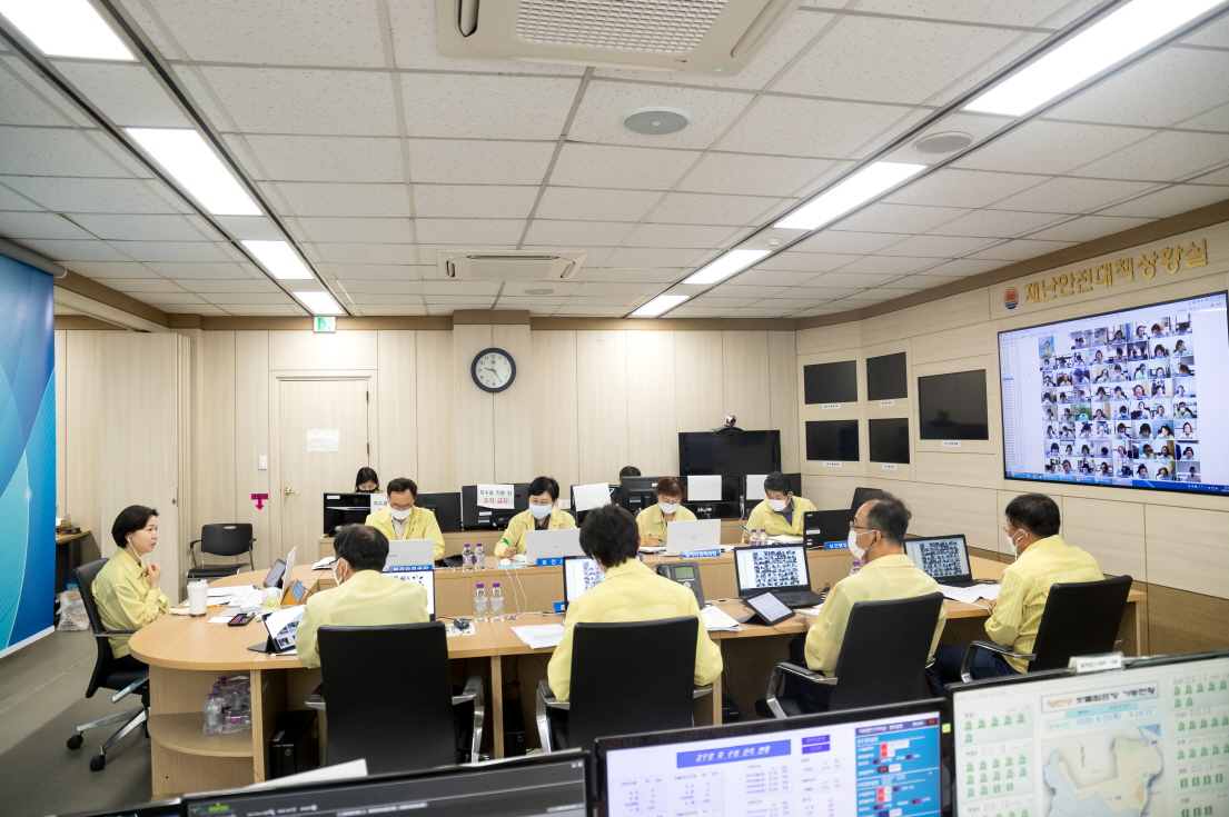 김수영 구청장(맨 왼쪽)이 코로나19 비상대책회의를 주재하고 있는 모습. [양천구 제공]